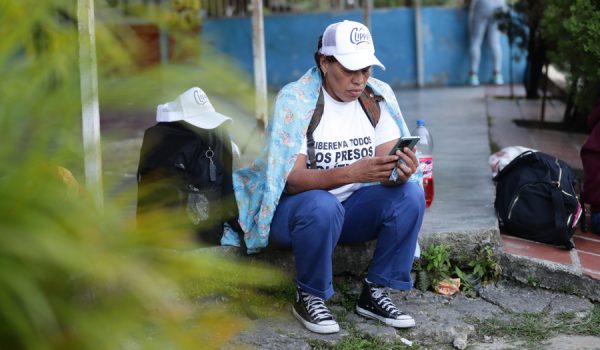 Familias duermen a las afueras de una cárcel en Venezuela a la espera de excarcelaciones