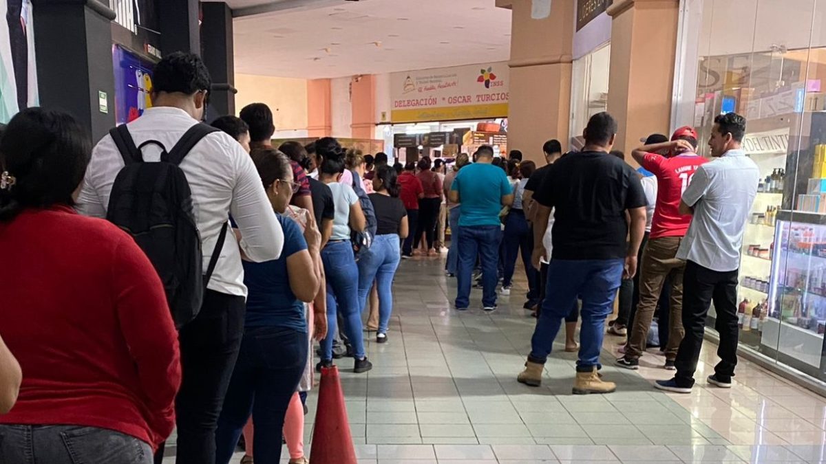 Sedes del Consejo Supremo Electoral y distritos de Managua permanecen abarrotados de personas que requieren actas de nacimiento para matricular a sus hijos. Foto: CORTESÍA/LA PRENSA.