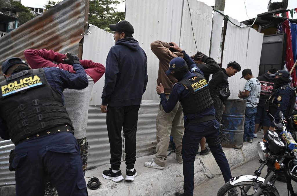 Agentes de la policía guatemalteca registran a un grupo de jóvenes en una calle del barrio Nueva Jerusalén durante el estado de emergencia declarado por el gobierno en Ciudad de Guatemala el 20 de enero de 2026. Soldados guatemaltecos comenzaron a patrullar los barrios controlados por pandillas en la capital el martes, tras los ataques que dejaron diez policías muertos y que llevaron al gobierno a declarar el estado de sitio, según fuentes oficiales y un periodista de AFP. Johan ORDÓÑEZ / AFP