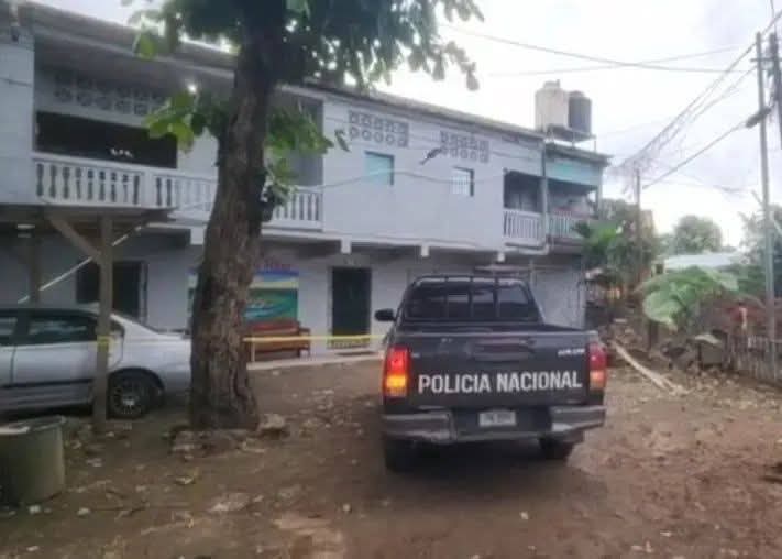 Policía Nacional llega al hospedaje Tres Ríos para investigar el caso del asesinato de un hombre de 51 años. Foto: El Relato en Portada/Facebook.