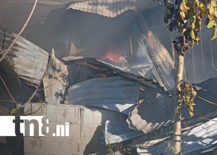 Una vivienda queda reducida a cenizas en el municipio de Jalapa. Foto: Canal 8. 