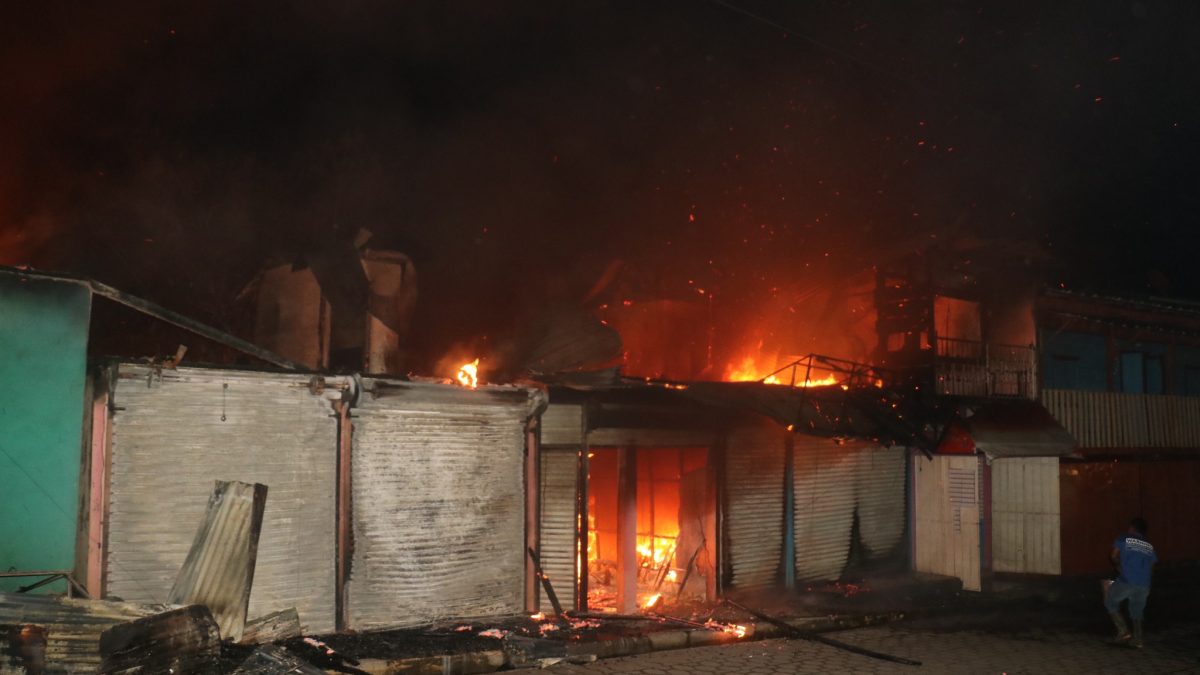 Incendio en mercado de Siuna deja pérdidas millonarias. Foto: Sistema de Noticias del Caribe de Nicaragua/Facebook.