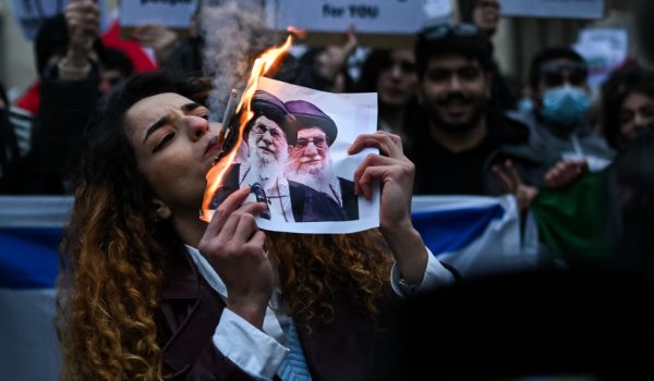 Trump cancela diálogo con Irán y dice a los manifestantes que la «ayuda está en camino»