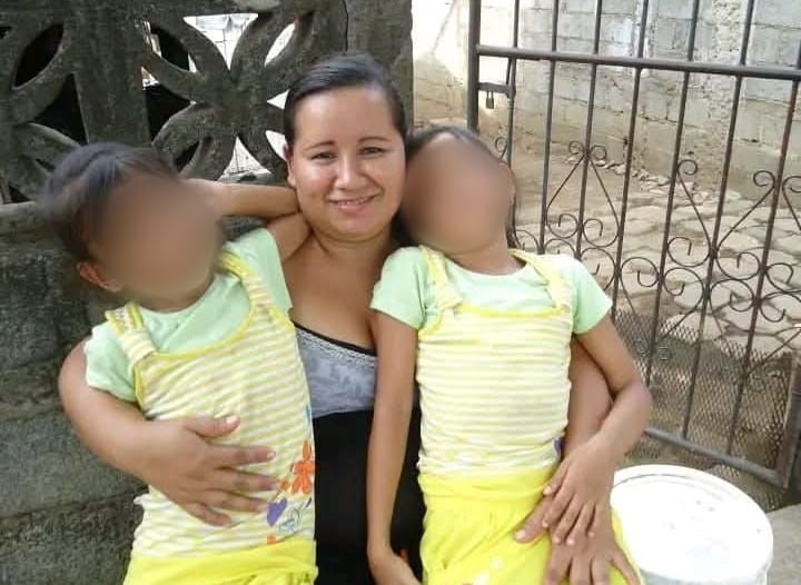 Ileana Jaqueline Ramírez, de 40 años, junto a sus dos hijas. Foto: Cortesía.