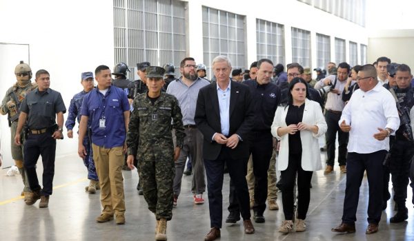 José Antonio Kast visita la megacárcel de Bukele para estudiar el modelo de El Salvador