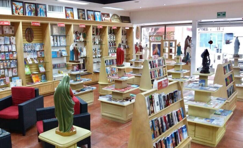 Artículos ofrecidos en una de las sucursales de Librería San Pablo