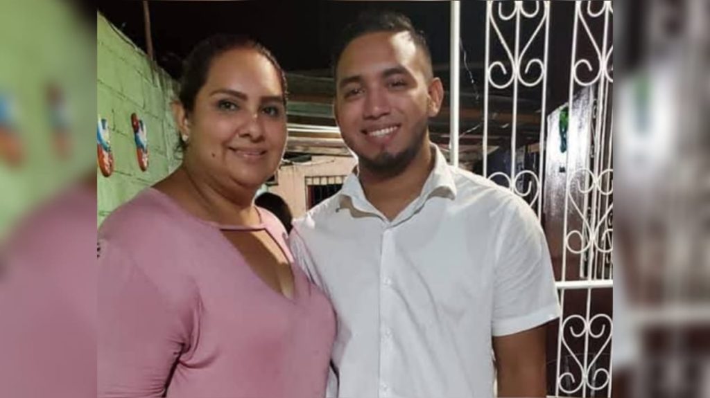 Claudia Leytón junto a su hijo Kevin Reyes, acusado de ciberdelito. Foto: Claudia Letón/Facebook.