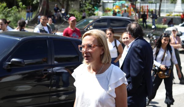 Hija de Edmundo González Urrutia denuncia «extorsiones» para obligar a su padre a abandonar la lucha política