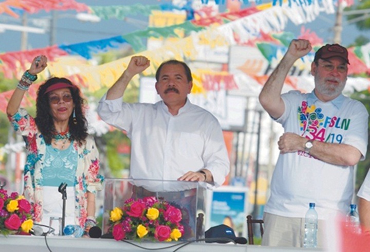Rosario Murillo, Daniel Ortega  Rafael Solís en una imagen de archivo, celebrando un 19 de julio.