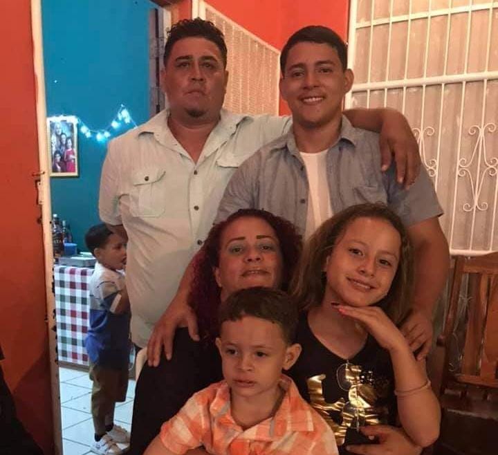Nicaragüense Marcos Antonio Chamorro Cabrera, junto a su esposa Dora Martínez y sus tres hijos.
