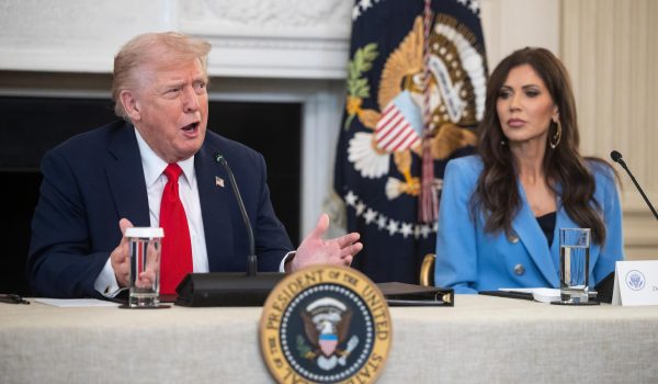 Kristi Noem asegura que 650 mil inmigrantes irregulares han sido deportados de EE.UU.