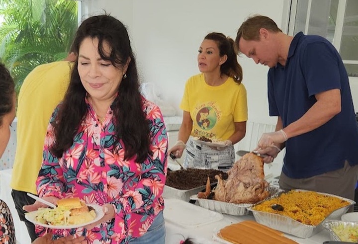En el Día de Acción de Gracias, en noviembre pasado, Sandigo compartió pavo con los 700 niños que tiene en su fundación. LA PRENSA/ TOMADA DE REDES SOCIALES