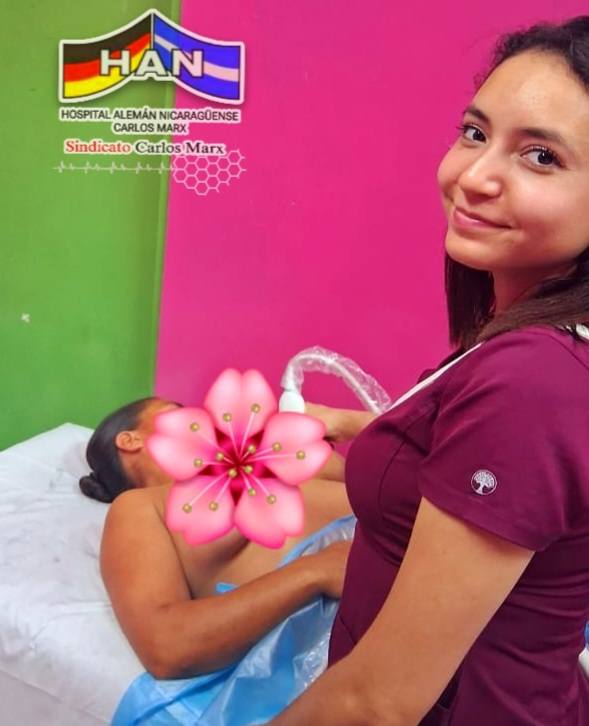 Paciente fotografiada mientras se practicaba un ultrasonido de mamas