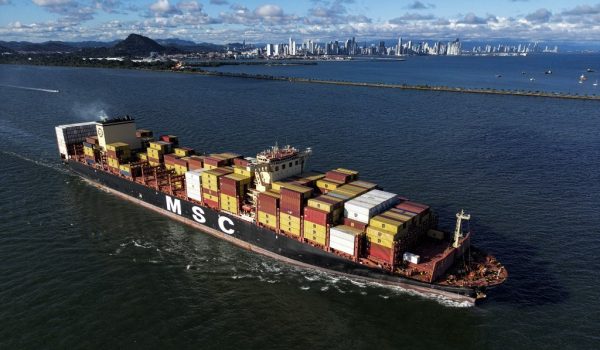 Un buque de carga sale del Canal de Panamá por el lado del Océano Pacífico en Ciudad de Panamá, 2 de octubre de 2024. MARTIN BERNETTI / AFP