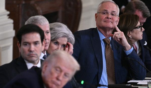 Trump invita a petroleras a invertir en una Venezuela bajo la tutela de Estados Unidos, pero empresas demandan garantías legales