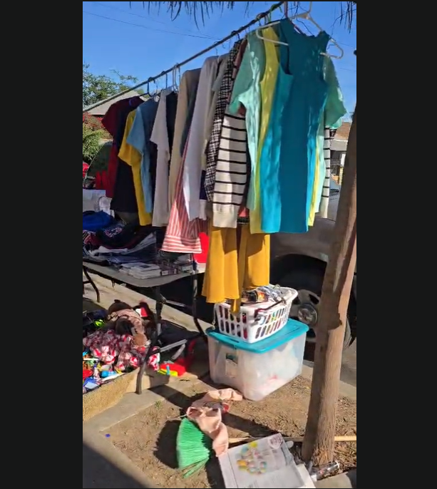J.C.W. vende ropa, zapatos, juguetes, libros, mochilas y carteras que se encuentra en buen estado en las calles de Los Ángeles, California, Estados Unidos