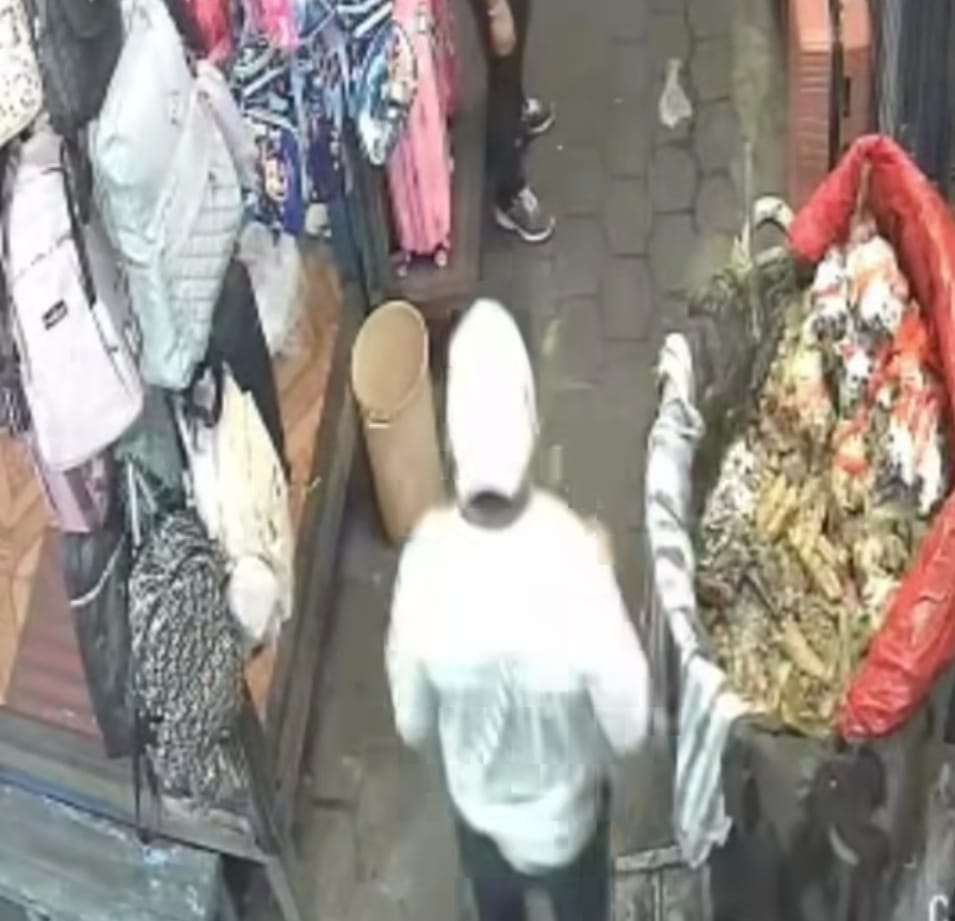 Propietario de comidería sale después que sujeto echa líquido oscuro a un perol de vaho en el Mercado Oriental. Foto: captura de video del Canal 13.