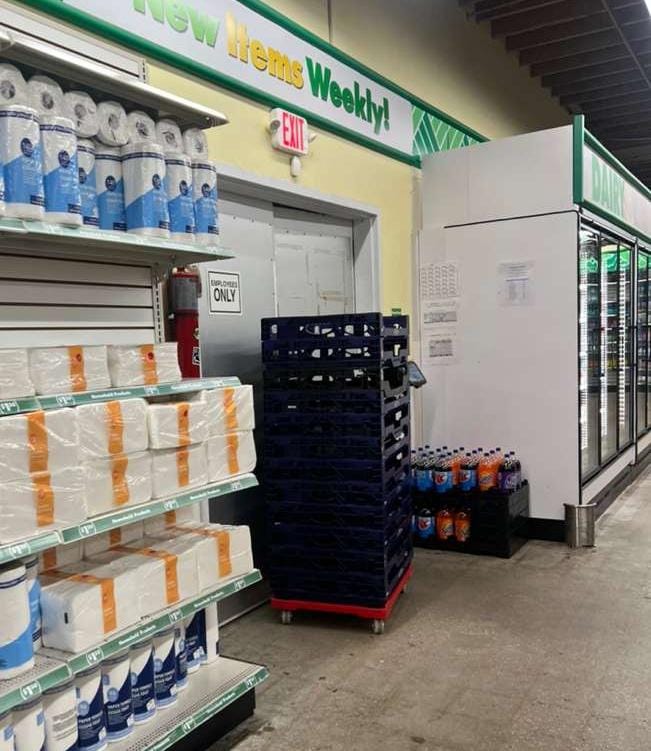 Puertas que conducen al congelador de la tienda Dollar Tree en la Pequeña Habana, donde fue encontrada sin vida la doctora nicaragüense Helen Garay. Foto: LA PRENSA.