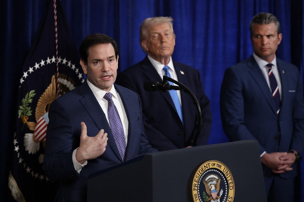 El secretario de Estado de EE. UU., Marco Rubio, habla durante una conferencia de prensa mientras el presidente estadounidense Donald Trump y el secretario de Guerra Pete Hegseth escuchan en el club Mar-a-Lago el 3 de enero de 2026 en Palm Beach, Florida. JOE RAEDLE / GETTY IMAGES NORTH AMERICA / Getty Images vía AFP