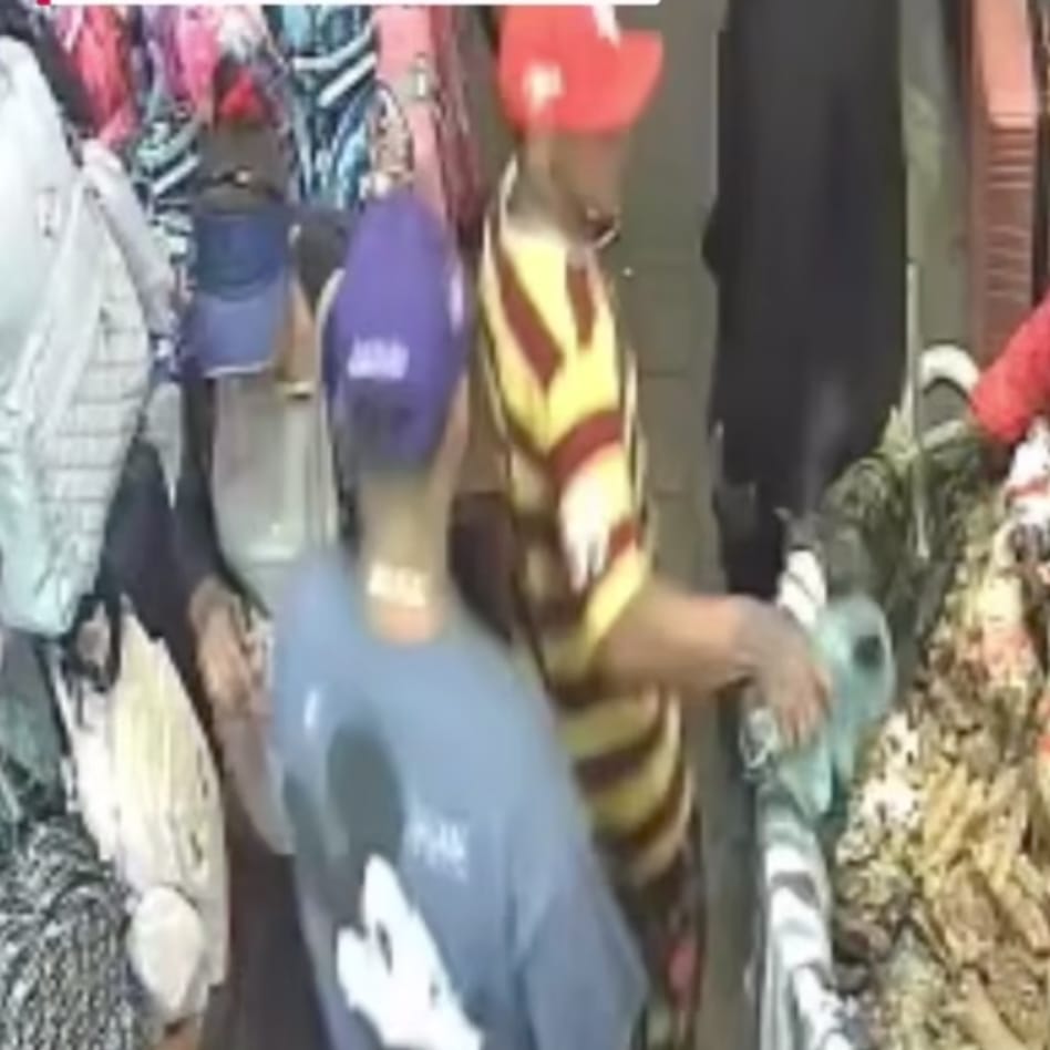 Sujeto echa líquido oscuro a un perol de vaho en el Mercado Oriental. Foto: captura de video del Canal 13.