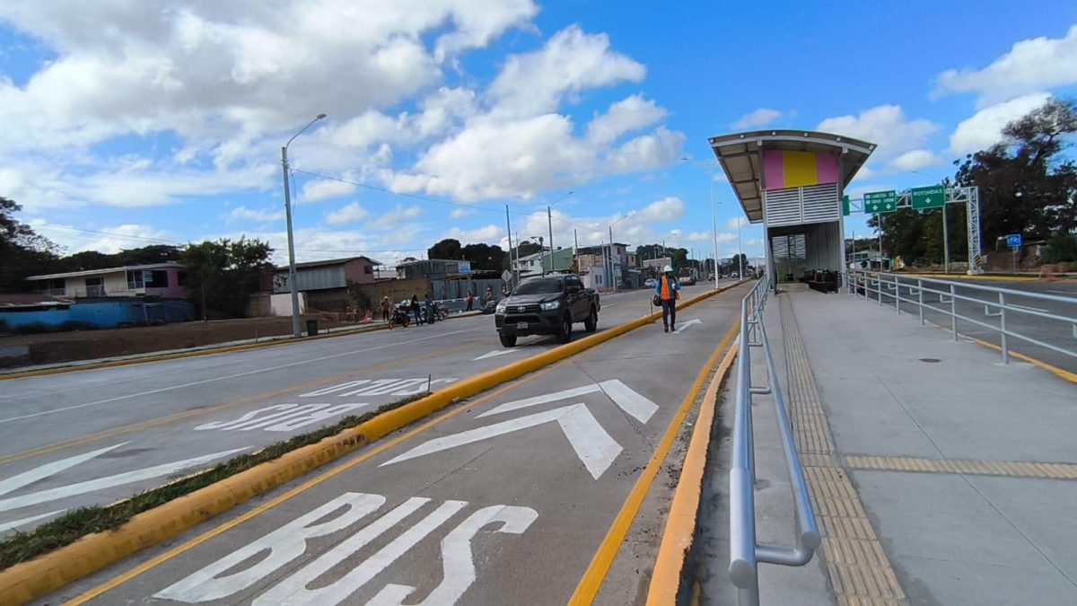 Tramo cuatro de la ampliación de la Pista Héroes de la Insurrección luce casi terminado a pocos días para que se complete el plazo de entrega. Foto: Tomada de Radio La Primerísima.