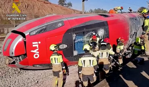 Sánchez promete investigación transparente sobre la causa de accidente de trenes que dejó 39 muertos en España