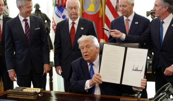 Donald Trump invita a otros países a invertir en la industria petrolera de Venezuela