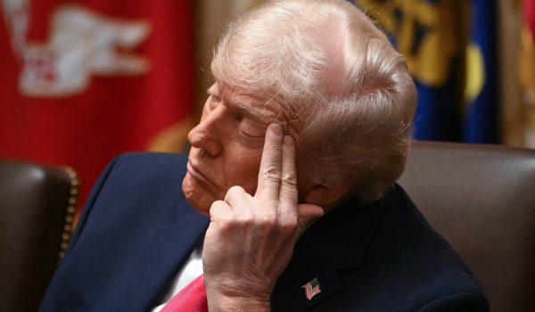 Trump culpa a aspirina por moretones en sus manos y niega dormirse en reuniones