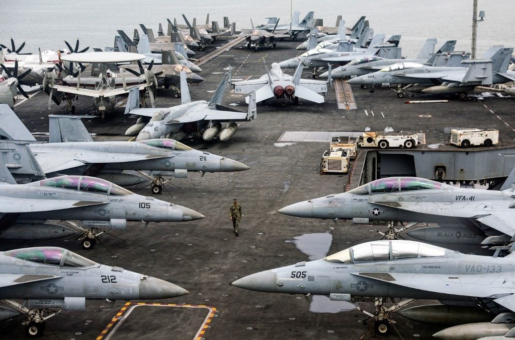 Imagen de la cubierta de vuelo del portaaviones USS Abraham Lincoln, de la clase Nimitz, durante una visita de prensa en Port Klang, en las afueras de Kuala Lumpur, el 26 de noviembre de 2024. Un grupo de ataque naval estadounidense, liderado por el portaaviones USS Abraham Lincoln, se ha desplegado en aguas de Oriente Medio. FAZRY ISMAIL / POOL / AFP