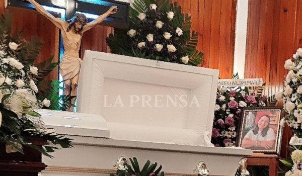 Familiares y amigos despiden en Chinandega a la doctora Helen Garay