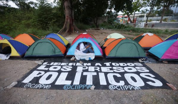 Impaciencia carcome a familiares de presos políticos en Venezuela, mientras el chavismo sigue liberando con cuentagotas