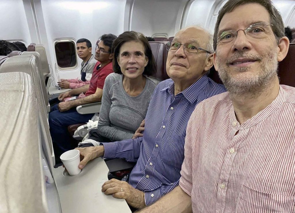 Los hermanos Cristiana y Pedro Joaquín Chamorro Barrios junto a su primo Juan Lorenzo Holmann en el avión en el que fueron desterrados hacia Estados Unidos en 2023