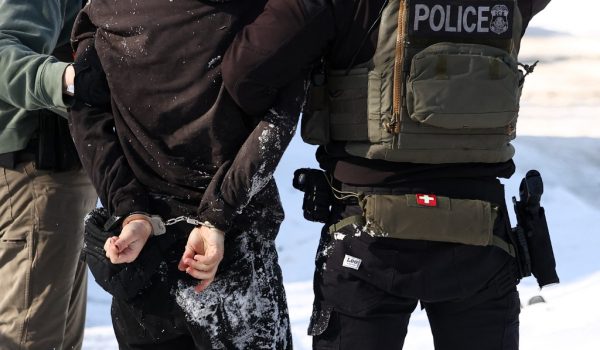 El «zar de la frontera» de Trump retirará 700 agentes migratorios de Mineápolis