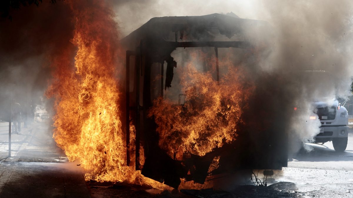 Un autobús incendiado por grupos del crimen organizado en respuesta a un operativo en Jalisco para detener a un objetivo de seguridad prioritario, arde en una de las principales avenidas de Zapopan, Jalisco, México. (Foto de Ulises Ruiz / AFP)