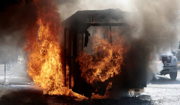 Un autobús incendiado por grupos del crimen organizado en respuesta a un operativo en Jalisco para detener a un objetivo de seguridad prioritario, arde en una de las principales avenidas de Zapopan, Jalisco, México. (Foto de Ulises Ruiz / AFP)