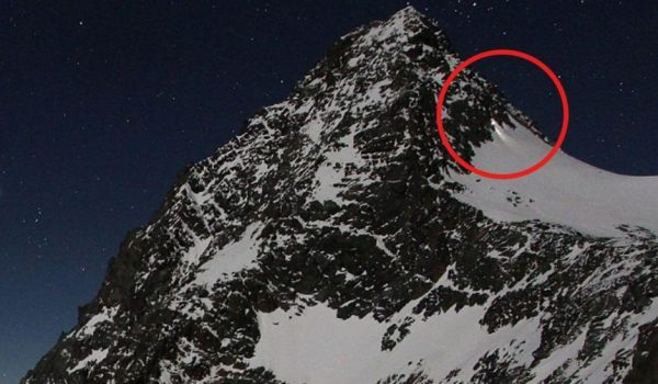 Las imágenes de la cámara web muestran una vista clara del novio con una antorcha descendiendo de la cima.