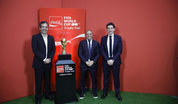 Roberto Carlos y Karanka dan la bienvenida al trofeo del Mundial en su visita al Bernabéu