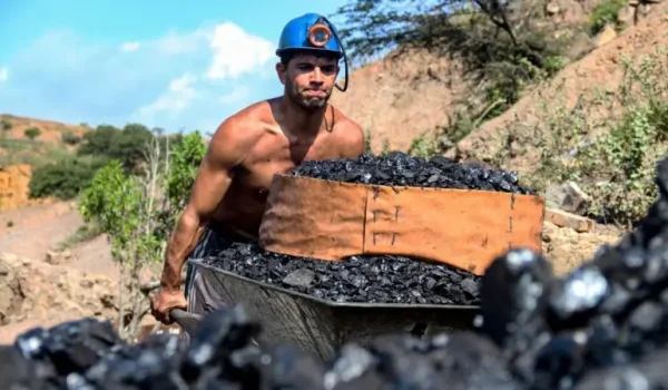 JOHNNY PARRA/AFP via Getty Images El subsuelo venezolano no solo guarda vastos yacimientos de petróleo y de gas, sino de otros recursos minerales.