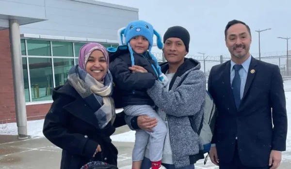El niño latino de 5 años detenido por el ICE es liberado junto con su padre por una orden judicial