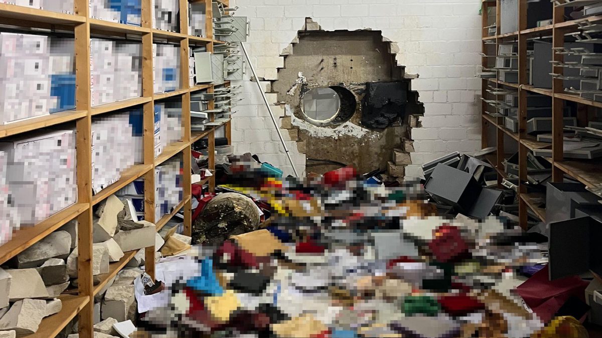 Policía de Gelsenkirchen Este agujero en la pared fue hecho con un enorme taladro el 27 de diciembre de 2025.