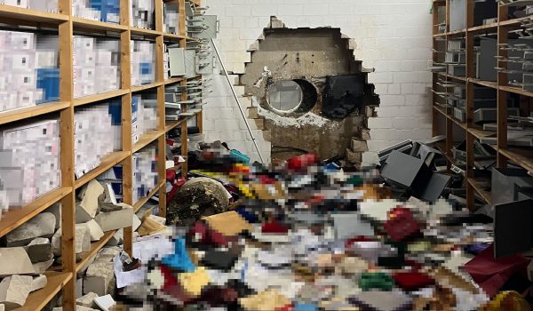 Policía de Gelsenkirchen Este agujero en la pared fue hecho con un enorme taladro el 27 de diciembre de 2025.