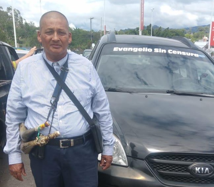 El apóstol Chago, Santiago Zúniga Cruz, casi siempre porta un cuerno que hace sonar "para alabar a Dios". LA PRENSA/ REDES SOCIALES