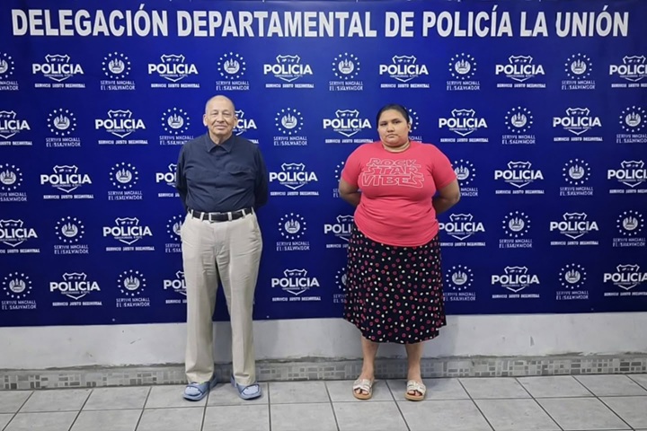 El apóstol Santiago Zúniga cuando fue presentado por la policía salvadoreña junto a la mujer que lo acompañaba en el viaje a El Salvador. LA PRENSA/ REDES SOCIALES