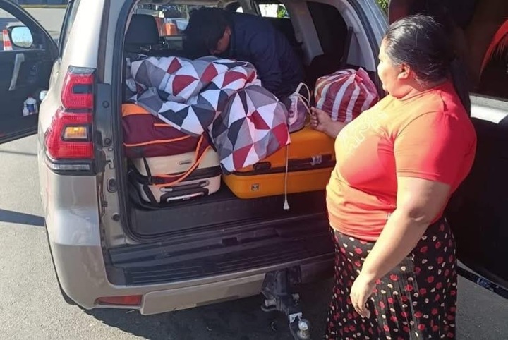 El llamado apóstol Santiago Zúniga Cruz fue detenido por intentar pasar hacia El Salvador a una persona, presumiblemente menor de edad. En la imagen, dentro de la camioneta Prado del apóstol, el joven que intentaba pasar hacia El Salvador. LA PRENSA/ REDES SOCIALES