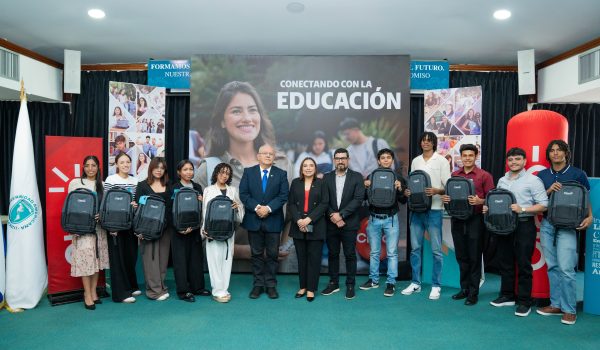 Claro impulsa educación superior con el programa “Conectando la Educación” 