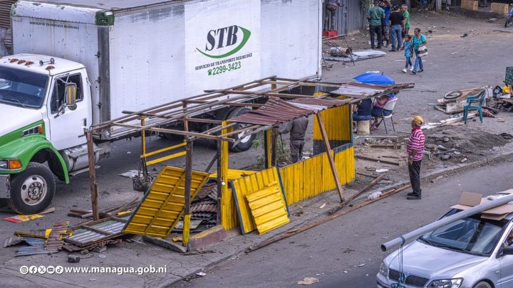 Comerciantes fueron desalojados de la parada ubicada frente a la Universidad Casimiro Sotelo