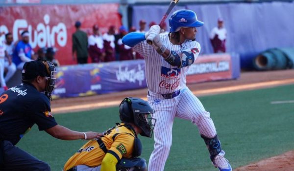 Leones tropiezan en su debut en la Serie de las Américas ante los Caimanes de Barranquilla