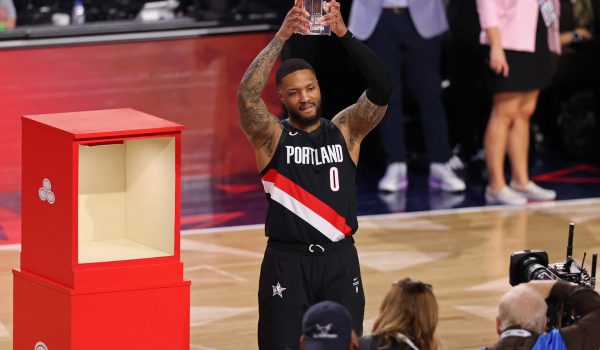 Lillard gana su tercer concurso de triples de NBA pese a su lesión