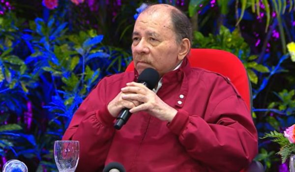 El dictador dijo que Gustavo Porras es ministro de Salud y le costó decir que Lumberto Campbell es delegado de la presidencia para la Costa Caribe.