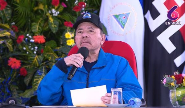 El dictador Daniel Ortega durante la entrega de 180 buses chinos a transportistas.